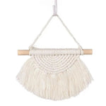Décoration murale en macramé blanc style bohème. Élégant et minimaliste, idéal pour ajouter une touche artisanale à votre intérieur. Suspension décorative parfaite pour salon, chambre ou bureau. Accessoire tendance pour personnaliser votre espace de vie avec charme et originalité.