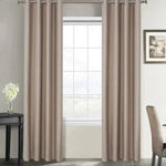 Rideaux beiges élégants pour salon moderne avec œillets, embellissant l'intérieur tout en apportant une touche de sophistication. Fenêtre en arrière-plan laissant passer la lumière naturelle. Ambiance chaleureuse et accueillante avec des meubles de style contemporain.