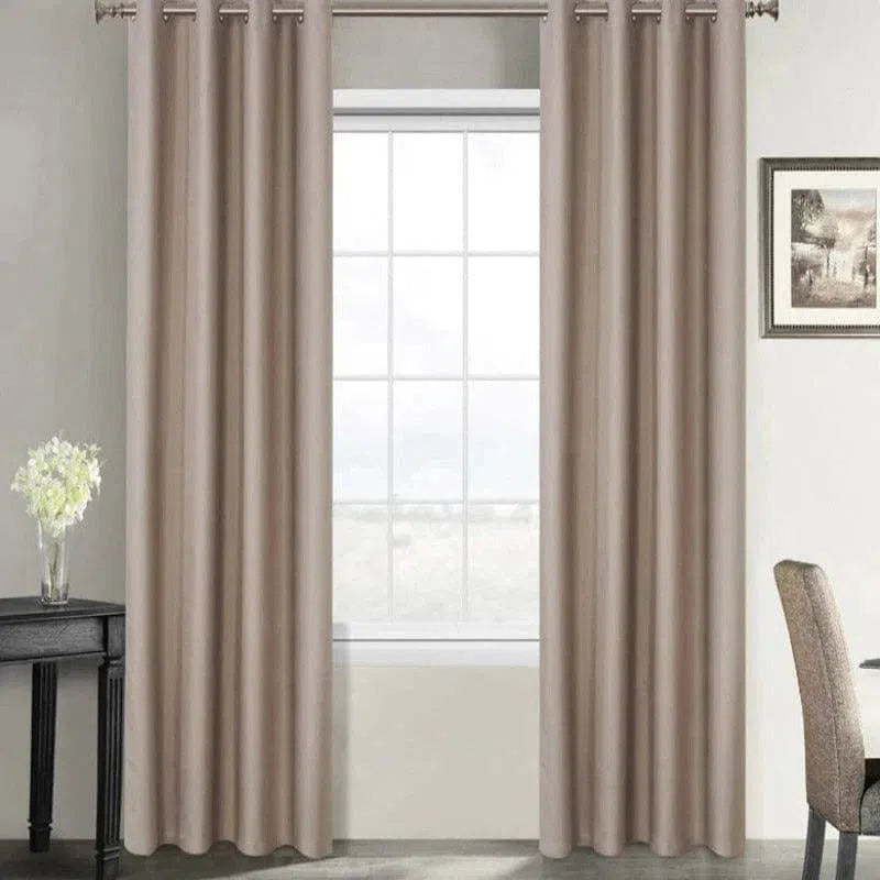 Rideaux beiges élégants pour salon moderne avec œillets, embellissant l'intérieur tout en apportant une touche de sophistication. Fenêtre en arrière-plan laissant passer la lumière naturelle. Ambiance chaleureuse et accueillante avec des meubles de style contemporain.