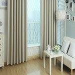 Rideaux opaques de couleur beige pour salon moderne, offrant une ambiance lumineuse et élégante. Parfaits pour décorer et ajuster la luminosité de votre espace de vie, ces rideaux ajoutent une touche de sophistication à tout intérieur. Combinez avec des meubles blancs et un décor minimaliste pour une atmosphère harmonieuse. Disponibles en diverses tailles, s'harmonisent facilement avec toutes les esthétiques de la maison.