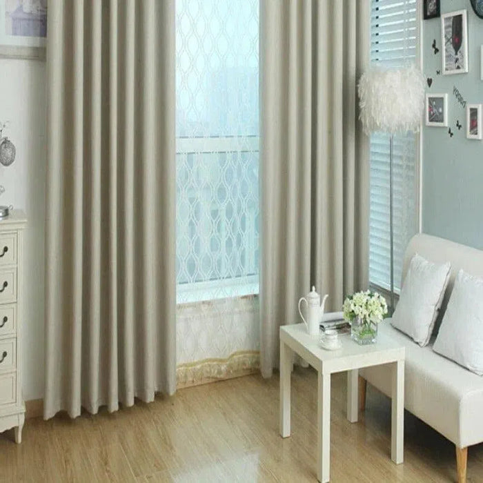 Rideaux opaques de couleur beige pour salon moderne, offrant une ambiance lumineuse et élégante. Parfaits pour décorer et ajuster la luminosité de votre espace de vie, ces rideaux ajoutent une touche de sophistication à tout intérieur. Combinez avec des meubles blancs et un décor minimaliste pour une atmosphère harmonieuse. Disponibles en diverses tailles, s'harmonisent facilement avec toutes les esthétiques de la maison.