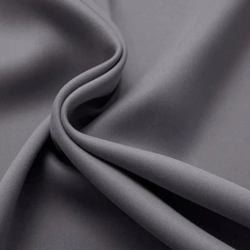 Étoffe grise élégante pour décoration intérieure et couture haut de gamme, idéale pour créer des vêtements sur mesure ou embellir votre espace avec une touche moderniste et sophistiquée. Disponible en différentes largeurs pour répondre à tous vos projets créatifs.