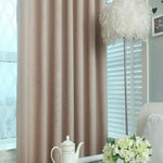 Rideaux opaques beige pour chambre moderne, offrant une ambiance élégante et cosy. Idéal pour la décoration intérieure et l'intimité. Ces rideaux contribuent à un éclairage tamisé et s'adaptent parfaitement à un style contemporain. Complément parfait pour salons ou chambres à coucher.