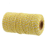 Bobine de fil torsadé jaune et blanc, idéale pour l'artisanat, la décoration ou l'emballage cadeau. Outil polyvalent pour projets créatifs et bricolage.