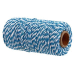 Bobine de fil torsadé bleu et blanc, idéale pour l'emballage, les projets créatifs et les travaux manuels. Pratique et polyvalent, ce fil décoratif apporte une touche unique à vos créations.