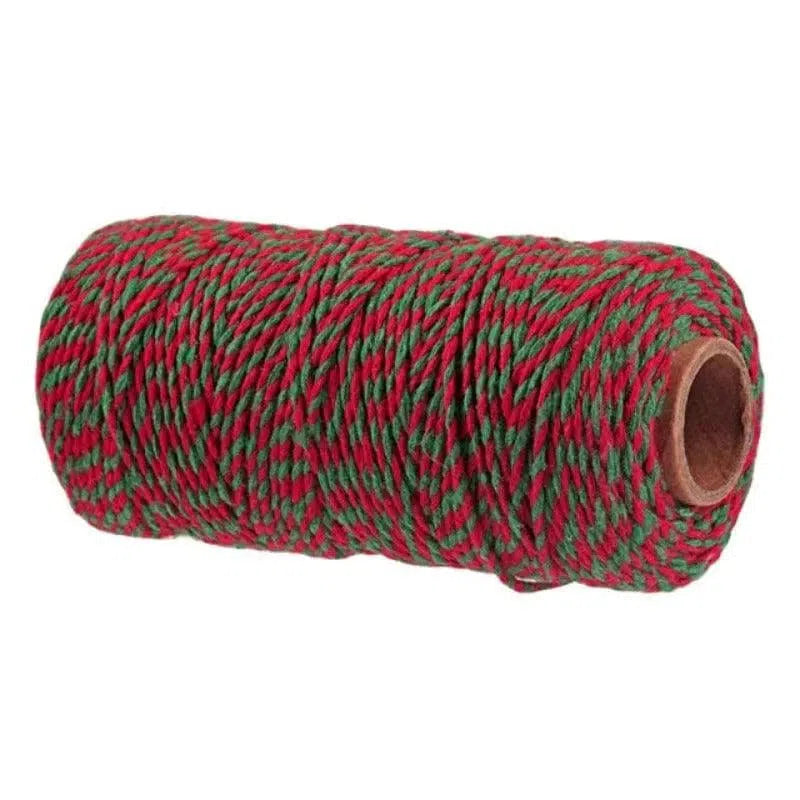 Bobine de ficelle bicolore rouge et verte idéale pour les décorations festives, projets de bricolage et emballage cadeau créatif. Cette corde colorée apporte une touche originale et joyeuse à vos créations artisanales et travaux manuels. Parfaite pour les amateurs de DIY et les décorations de fête.