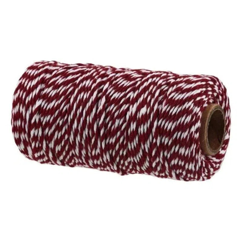 Bobine de ficelle torsadée rouge et blanche, idéale pour la décoration et l'emballage créatif. Parfait pour les projets DIY, cette ficelle ajoute une touche festive et colorée à vos créations artisanales. Accessoire indispensable pour toutes les occasions spéciales et personnalisées.