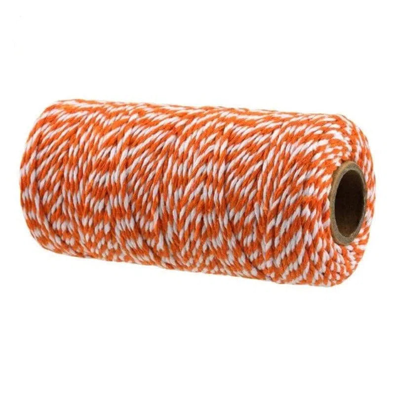 Bobine de ficelle torsadée orange et blanche, idéale pour les travaux manuels, l'artisanat et l'emballage de cadeaux. Accessoire polyvalent pour diverses utilisations créatives et pratiques.