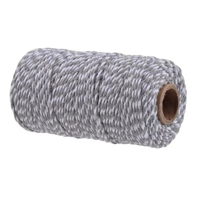 Bobine de ficelle torsadée grise, idéale pour des projets de bricolage, d'artisanat et d'emballage. Sa couleur douce et son design pratique en font un accessoire polyvalent pour la maison ou l'atelier.
