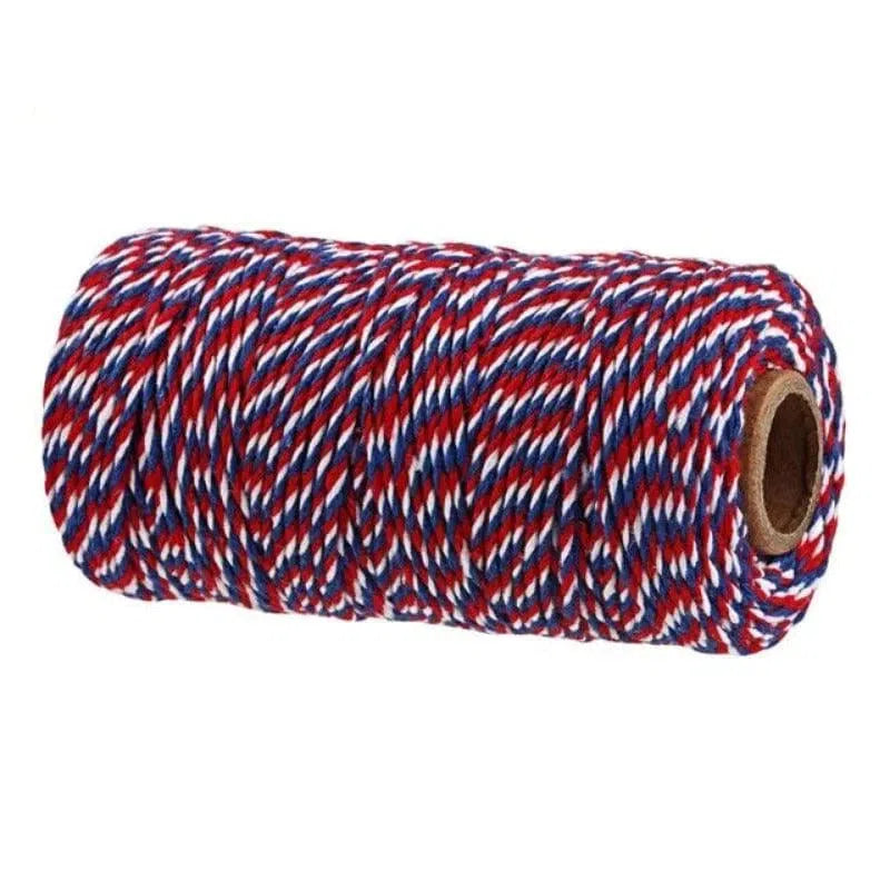 Bobine de ficelle multicolore rouge, blanc et bleu pour projets de bricolage, décoration et emballage créatif. Idéale pour ajouter une touche festive aux créations artisanales. Longueur adaptée aux besoins divers en loisirs créatifs et emballages cadeaux originaux.