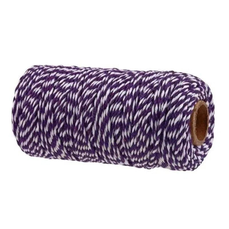 Bobine de ficelle violet et blanc, idéale pour l'emballage cadeau, les projets d'artisanat, et la décoration. Accessoire polyvalent pour toutes vos créations artisanales et décoratives.