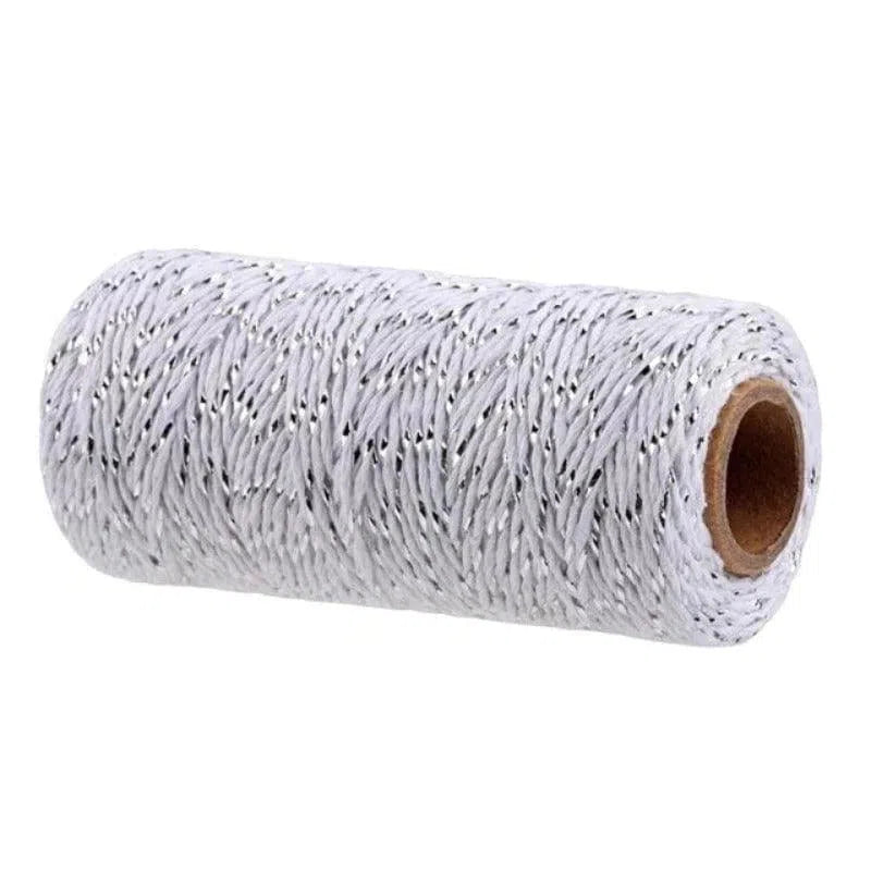 Bobine de ficelle blanche torsadée avec fil argenté étincelant, idéale pour emballages cadeaux et décorations créatives. Produit pratique pour arts manuels et projets DIY.