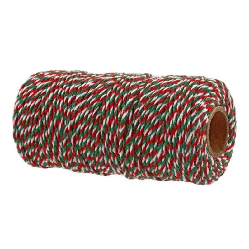 Bobine de ficelle torsadée tricolore rouge, verte et blanche, idéale pour la décoration festive et l'emballage de cadeaux. Parfaite pour les projets créatifs et les activités de bricolage. Format compact et pratique pour une utilisation facile.