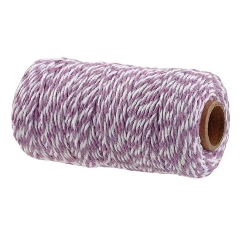 Bobine de ficelle rose et blanche torsadée, idéale pour les projets d'artisanat, l'emballage cadeau ou la décoration intérieure. Accessoire polyvalent pour toutes vos créations, offrant une touche esthétique unique à chaque utilisation.