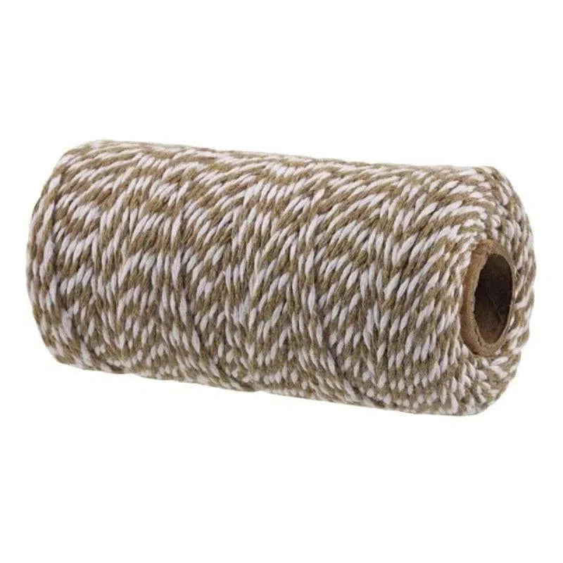 Bobine de ficelle torsadée bicolore, idéale pour les travaux manuels et les projets de bricolage, offrant solidité et polyvalence pour attacher, suspendre ou emballer vos créations.