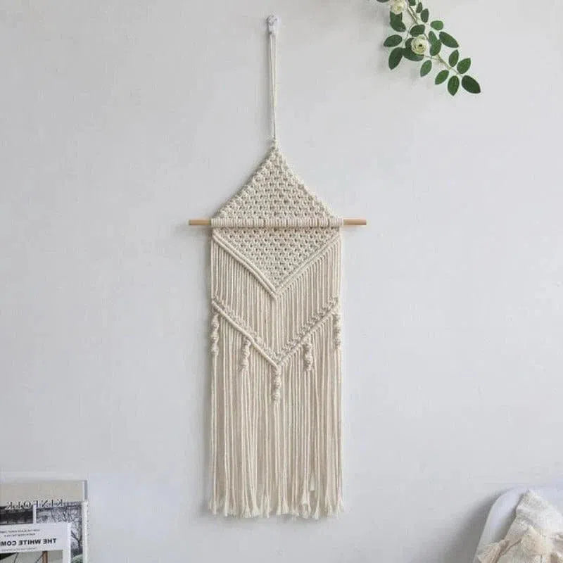 Décoration murale artisanale suspendue, motif géométrique, style bohème chic, idéale pour embellir un salon ou une chambre, ajoutant une touche tendance et sophistiquée à votre intérieur.
