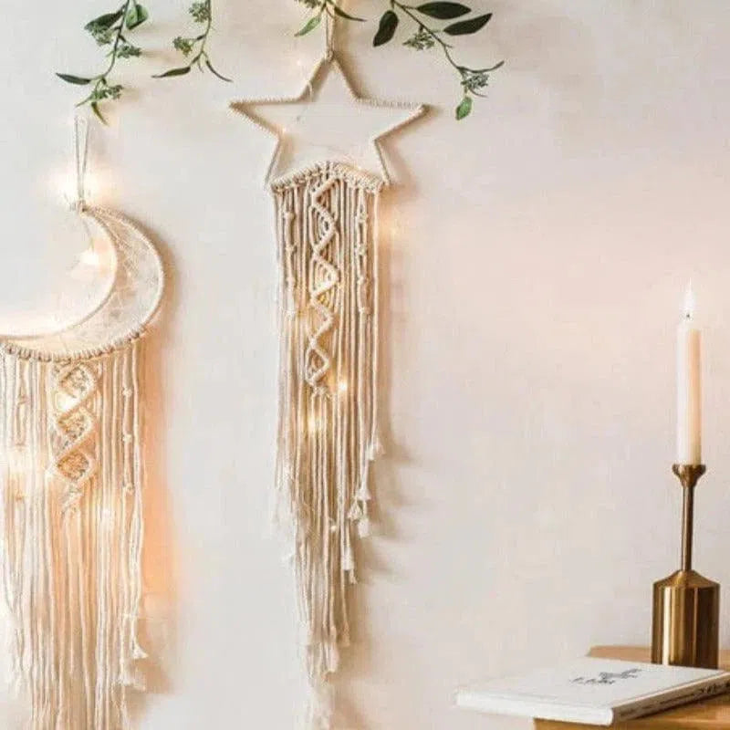 Décoration murale bohème avec motif étoile et lune, agrémentée de guirlandes lumineuses. Idéale pour créer une ambiance apaisante et chaleureuse dans une chambre à coucher ou un espace de détente. Cette pièce artistique ajoute une touche d'élégance et de tendance à tout intérieur, parfaite pour les amateurs de design unique et de styles naturels.