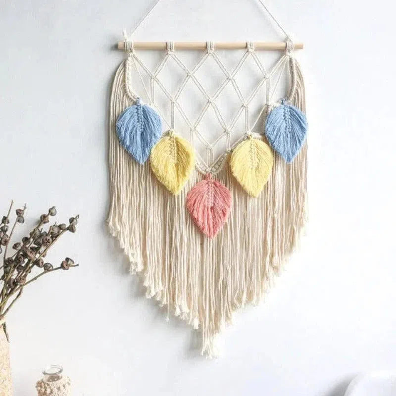 Décoration murale bohème avec feuilles colorées pour une touche naturelle. Parfaite pour le salon, chambre ou bureau, cette décoration apporte une ambiance chaleureuse et artistique. Idéale pour un intérieur moderne ou rustique, elle offre un style unique et personnalisé. Ajoutez une élégance naturelle à votre espace avec cet accessoire décoratif tendance.
