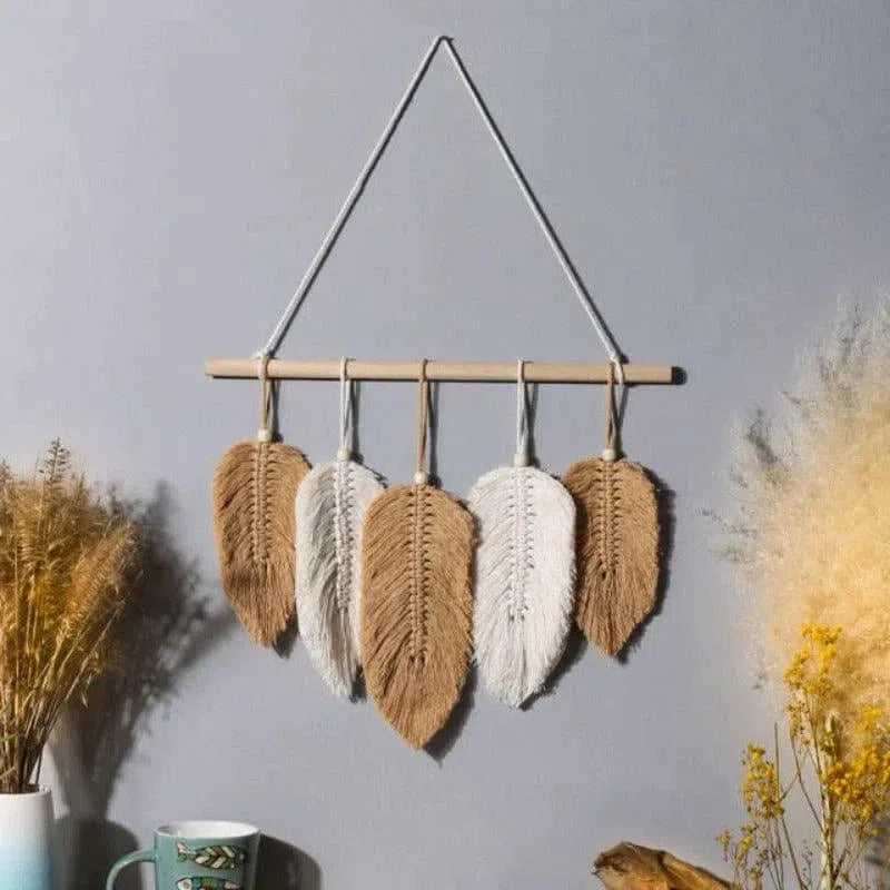 Décoration murale bohème avec plumes suspendues, design artisanal pour un intérieur chaleureux. Accessoire idéal pour ajouter une touche naturelle et élégante à votre salon ou chambre. Élément déco tendance pour les amateurs de style ethnique et cosy.