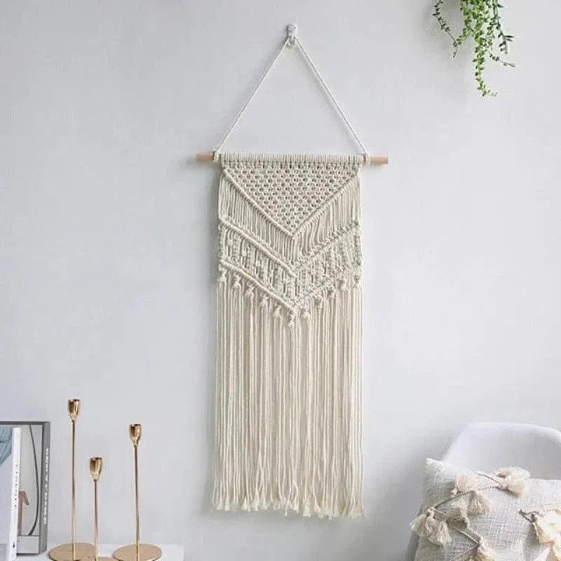Décoration murale bohème chic avec motifs géométriques. Ce macramé élégant est idéal pour agrémenter votre intérieur d'une touche artistique et personnalisée. Parfait pour le salon, la chambre ou le bureau, ce tissage suspendu ajoute du charme et du style à tout espace.