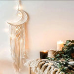 Décoration murale bohème en forme de lune, idéal pour apporter une touche élégante et apaisante à tout intérieur. Parfaitement accompagné de bougies et de verdure pour une ambiance relaxante. Cette tenture murale est un ajout sublime pour une chambre à coucher ou un salon, offrant charme et douceur à votre espace de vie.