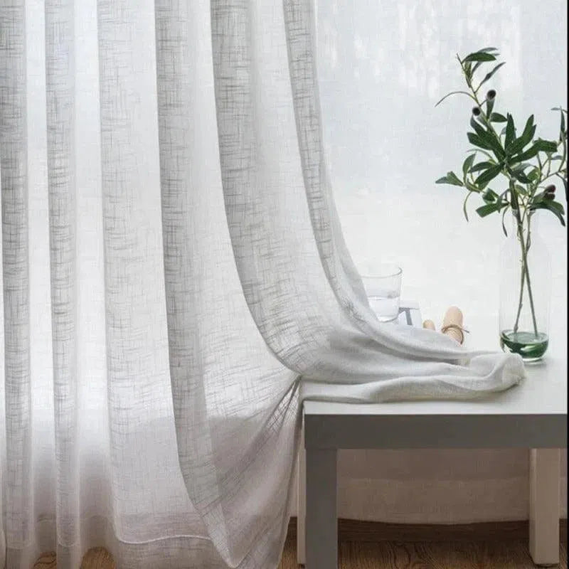 Voilage blanc élégant pour salon, offrant une ambiance lumineuse et raffinée. Parfait pour apporter de la clarté et du style à votre intérieur. Accompagnement idéal d'un décor contemporain ou minimaliste. Choix apprécié pour ceux cherchant à ajouter une touche de fraîcheur à leur espace de vie.