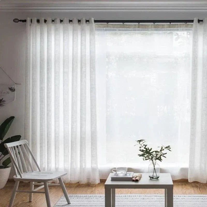 Rideaux blancs élégants pour salon moderne, fenêtre avec rideaux donnant un aspect lumineux et aéré à la pièce, décoration esthétique avec meubles minimalistes et plante verte, intérieur accueillant et lumineux.
