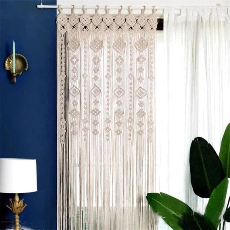 Rideau design avec motifs décoratifs suspendu dans un intérieur moderne. Idéal pour ajouter une touche esthétique dans un salon ou une chambre. Harmonise parfaitement avec une décoration murale bleue et un style de mobilier contemporain. Maximisez la lumière naturelle tout en préservant l'intimité. Parfait pour une ambiance chaleureuse et accueillante.