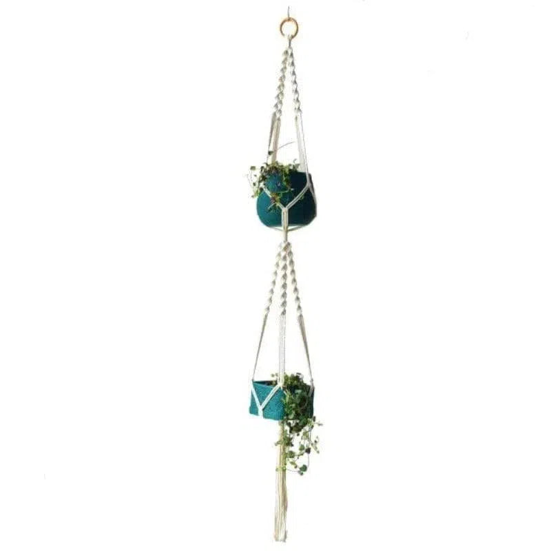 Suspension botanique design, porte-plantes d'intérieur, idéal pour décorer votre maison avec élégance. Présente deux cache-pots, parfait pour optimiser l'espace tout en ajoutant une touche de verdure et de modernité. Convient pour le salon, la chambre ou le bureau. Accessoire de décoration suspendu pratique et esthétique pour sublimer votre intérieur.