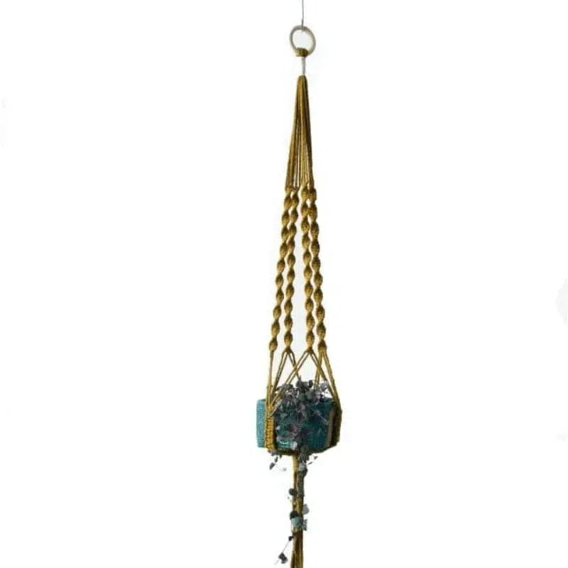 Porte-plante suspendu élégant en macramé, idéal pour ajouter une touche bohème à votre décoration intérieure. Ce support offre une solution esthétique pour présenter vos plantes en hauteur, optimisant l'espace tout en mettant en valeur le végétal choisi. Accessoire tendance pour les amateurs de design intérieur.
