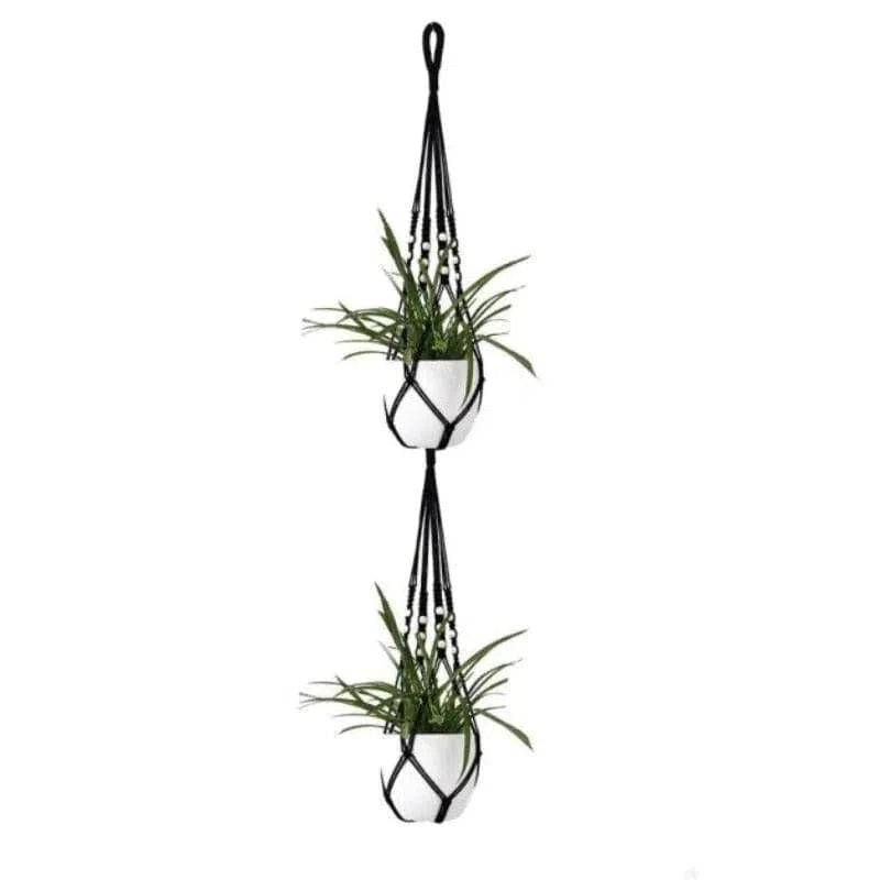 Suspension élégante pour plantes avec deux pots blancs, idéale pour décorer votre intérieur. Cette jardinière suspendue offre une touche de verdure et de sophistication à votre espace de vie, parfaite pour les amateurs de décoration naturelle et moderne. Une solution pratique et esthétique pour embellir votre maison avec des plantes d'intérieur.