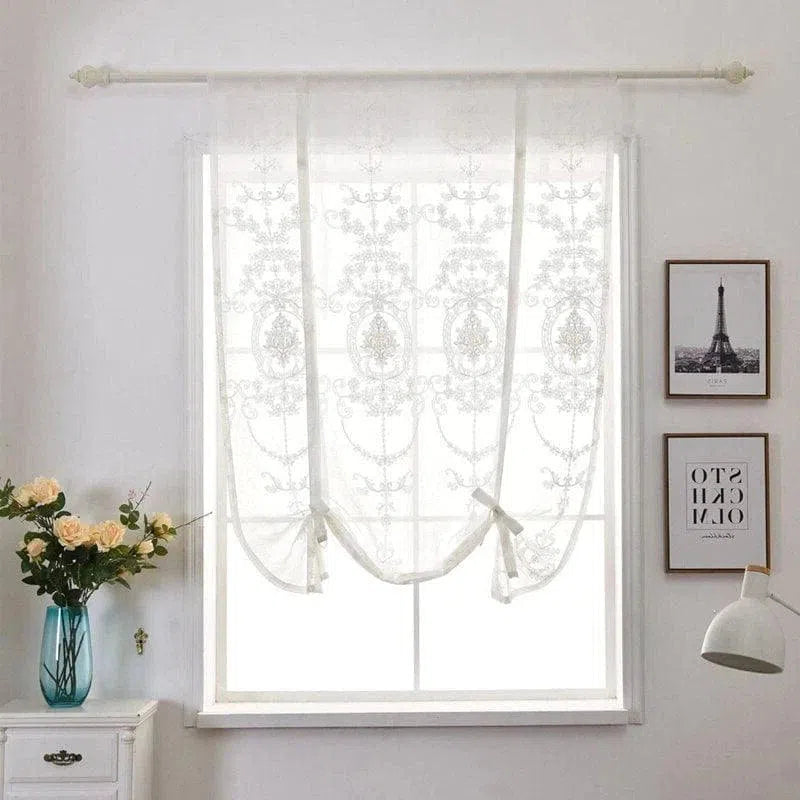 Store enroulable élégant pour fenêtre, idéal pour ajouter une touche de sophistication à votre intérieur. Ce store présente un design décoratif raffiné, parfait pour un salon lumineux ou une chambre. Accroché à une tringle classique, il s'intègre harmonieusement dans la décoration avec des cadres muraux et un vase floral sur la table à côté. Accessoire de choix pour embellir votre espace de vie.