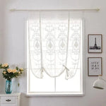 Store enroulable élégant pour fenêtre, idéal pour ajouter une touche de sophistication à votre intérieur. Ce store présente un design décoratif raffiné, parfait pour un salon lumineux ou une chambre. Accroché à une tringle classique, il s'intègre harmonieusement dans la décoration avec des cadres muraux et un vase floral sur la table à côté. Accessoire de choix pour embellir votre espace de vie.