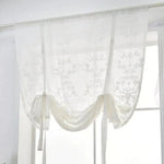 Voilage décoratif blanc avec motifs floraux pour fenêtres, style élégant et lumineux, parfait pour apporter une touche de charme et de sophistication à votre intérieur. Adapté à tous types de salons et chambres, ce rideau permet de filtrer la lumière tout en préservant votre intimité. Ajoutez une ambiance douce et accueillante à votre espace de vie avec ce rideau au design raffiné.