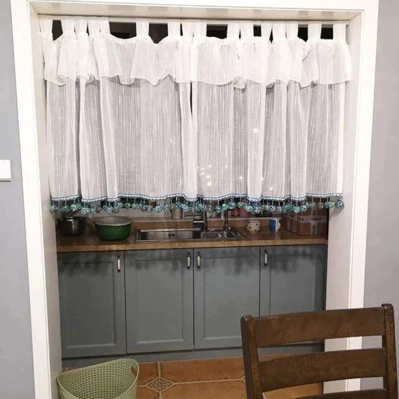 Voilage blanc décoratif pour cuisine avec bordure ornée, parfait pour ajouter une touche élégante à votre espace. Ce rideau court s'adapte idéalement aux petites fenêtres, offrant une intimité optimale tout en laissant passer la lumière naturelle. Parfait pour créer une ambiance chaleureuse et accueillante dans votre maison.