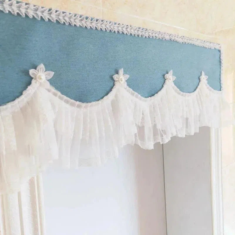 Cantonnière élégante avec bordure décorative en dentelle blanche, idéale pour fenêtre de salon ou chambre. Ornement floral avec détails raffinés pour une touche de charme romantique. Accessoire déco parfait pour sublimer votre intérieur.