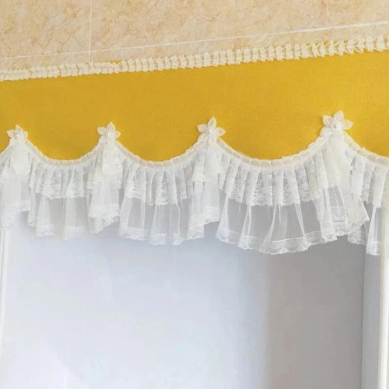 Cantonnière décorative blanche avec motifs floraux sur fond jaune, idéale pour embellir les fenêtres intérieures. Élégance et style pour votre décoration d'intérieur.