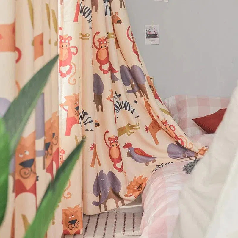 Couverture douce pour enfants décorée de motifs animaliers colorés, idéal pour ajouter une touche ludique à la chambre des petits. Design vibrant avec des illustrations de jungle amusantes, parfait pour stimuler l'imagination et offrir un cocon chaleureux. Accessoire décoratif fonctionnel pour un espace de jeu ou une sieste confortable.