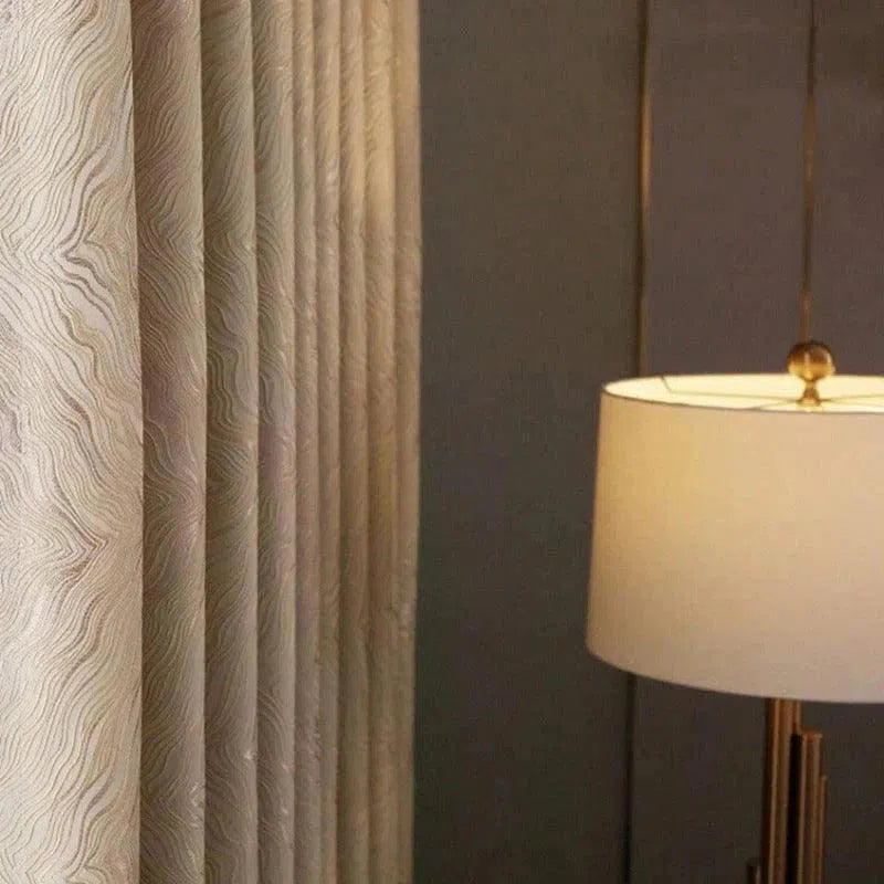 Rideau décoratif moderne avec motif ondulé, idéal pour apporter une touche élégante à votre intérieur. Design subtil et raffiné, parfait pour le salon ou la chambre. Associez-le avec un éclairage doux pour créer une ambiance chaleureuse.