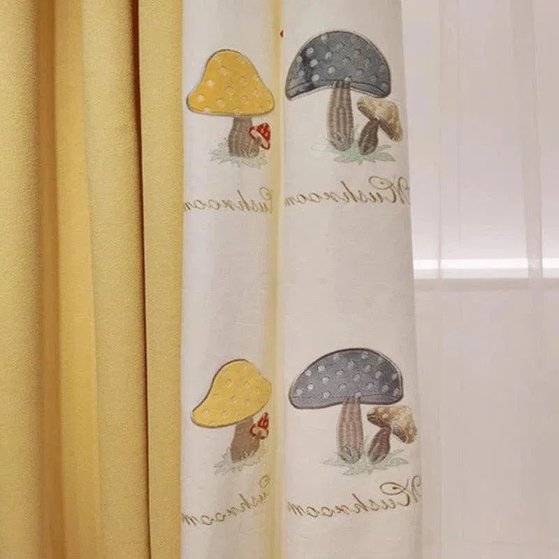 Rideau décoratif pour chambre d'enfant avec motifs champignons, idéal pour ajouter une touche ludique et colorée. Conception pratique pour filtrer la lumière tout en embellissant l'espace. Parfait pour créer une atmosphère joyeuse et accueillante.