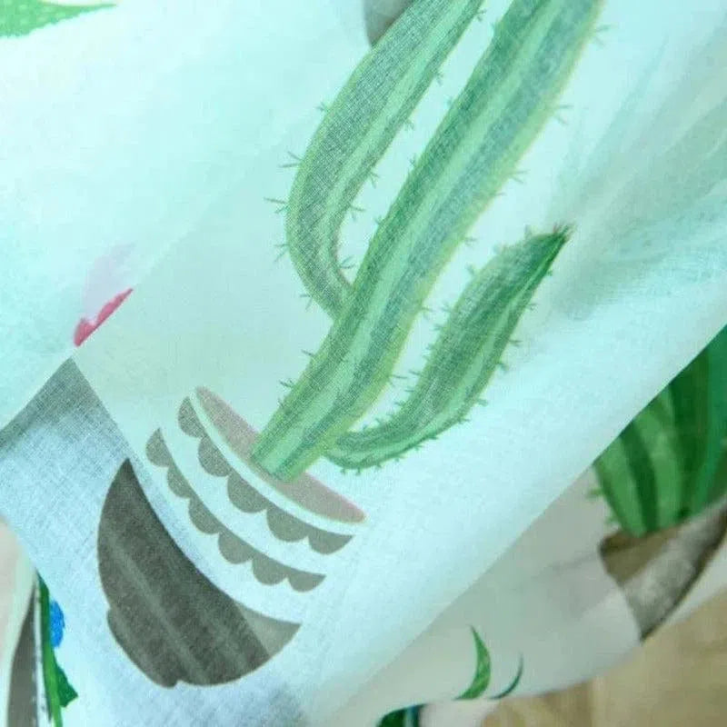 Rideaux élégants avec motif de cactus vert sur fond clair, ajoutent une touche d'exotisme et de fraîcheur à votre décoration intérieure. Idéals pour un salon moderne ou une chambre à coucher apaisante. Accessoire de décoration tendance, parfait pour créer une ambiance naturelle et accueillante.