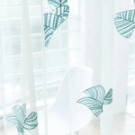 Rideau blanc avec motifs de feuilles vertes, idéal pour une décoration intérieure moderne et lumineuse. Ce voilage laisse passer la lumière tout en préservant l'intimité, parfait pour un salon ou une chambre. Accessoire décoratif élégant pour habiller vos fenêtres et ajouter une touche de fraîcheur à votre espace.