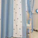 Rideau bleu décoratif pour chambre d'enfant, motif étoiles. Idéal pour créer une ambiance apaisante et ludique. Accessoire parfait pour compléter la décoration intérieure. Convient également aux salles de jeux ou aux chambres modernes.