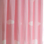 Rideau décoratif rose avec motifs de nuages, idéal pour chambre d'enfant. Ajoute une touche ludique et douce à la décoration intérieure. Convient parfaitement pour filtrer la lumière tout en embellissant la pièce. Design tendance et coloré pour un environnement chaleureux et accueillant.