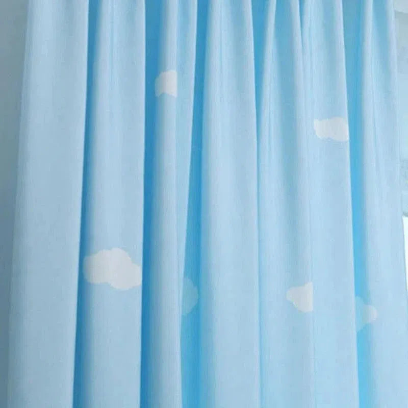 Rideau bleu pour chambre d'enfant avec motifs nuages, décoration apaisante et moderne pour intérieur. Idéal pour apporter une touche de sérénité et de rêve à la pièce.