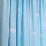Rideau bleu pour chambre d'enfant avec motifs nuages, décoration apaisante et moderne pour intérieur. Idéal pour apporter une touche de sérénité et de rêve à la pièce.