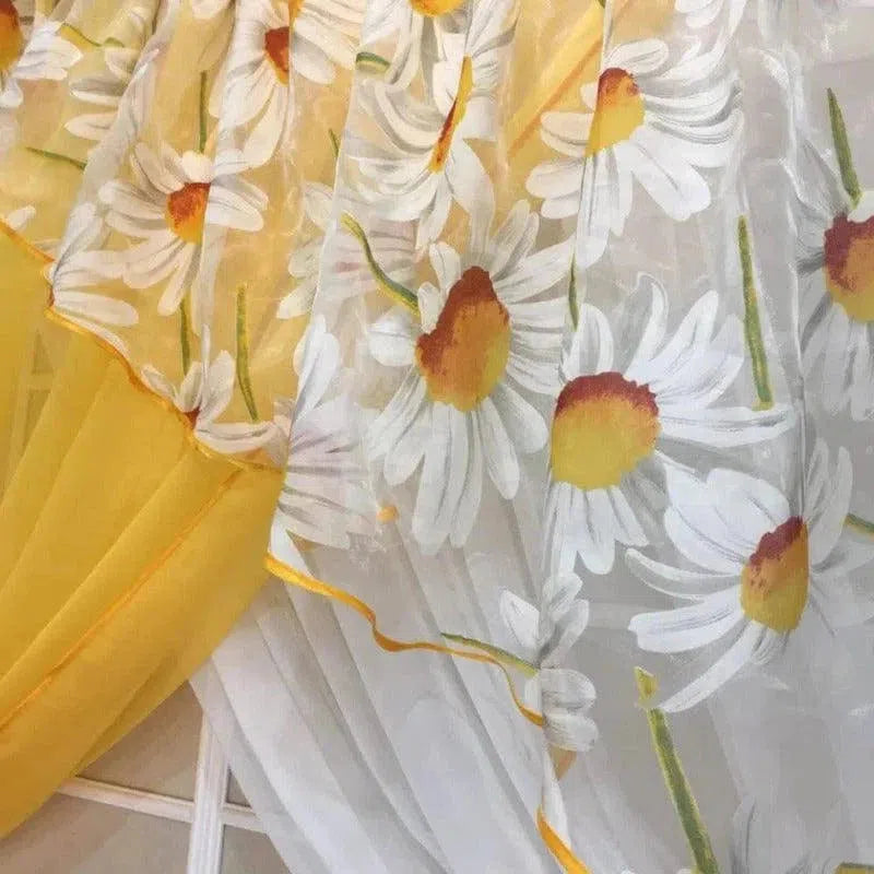 Rideau décoratif à motif floral de marguerites blanches sur fond jaune. Élément élégant et lumineux pour ajouter de la fraîcheur et de la vitalité à votre intérieur. Parfait pour embellir une pièce tout en laissant filtrer la lumière naturelle. Idéal pour le salon, la chambre ou la salle à manger.