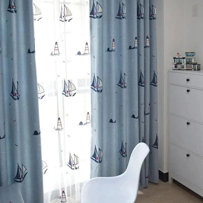 Rideaux de chambre à thème nautique avec motifs de voiliers et phares sur un fond bleu doux, parfaits pour créer une ambiance marine et lumineuse dans votre intérieur. Idéal pour une décoration de pièce évoquant le bord de mer, apportant une touche de fraîcheur et de tranquillité à votre espace.
