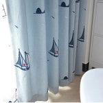 Rideau de douche bleu avec motifs de voiliers et oiseaux, idéal pour une décoration de salle de bain sur le thème marin. Parfait pour ajouter une touche de fraîcheur et d'élégance nautique à votre espace.