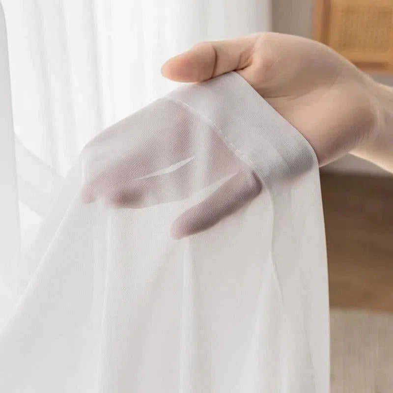 Voile transparent pour intérieur élégant, idéale pour filtrer la lumière tout en préservant l'intimité. Design épuré qui s'intègre parfaitement aux différents styles de décoration d'intérieur. Facile à installer et à entretenir, ce rideau léger apporte une touche d'élégance à n'importe quelle pièce de la maison.
